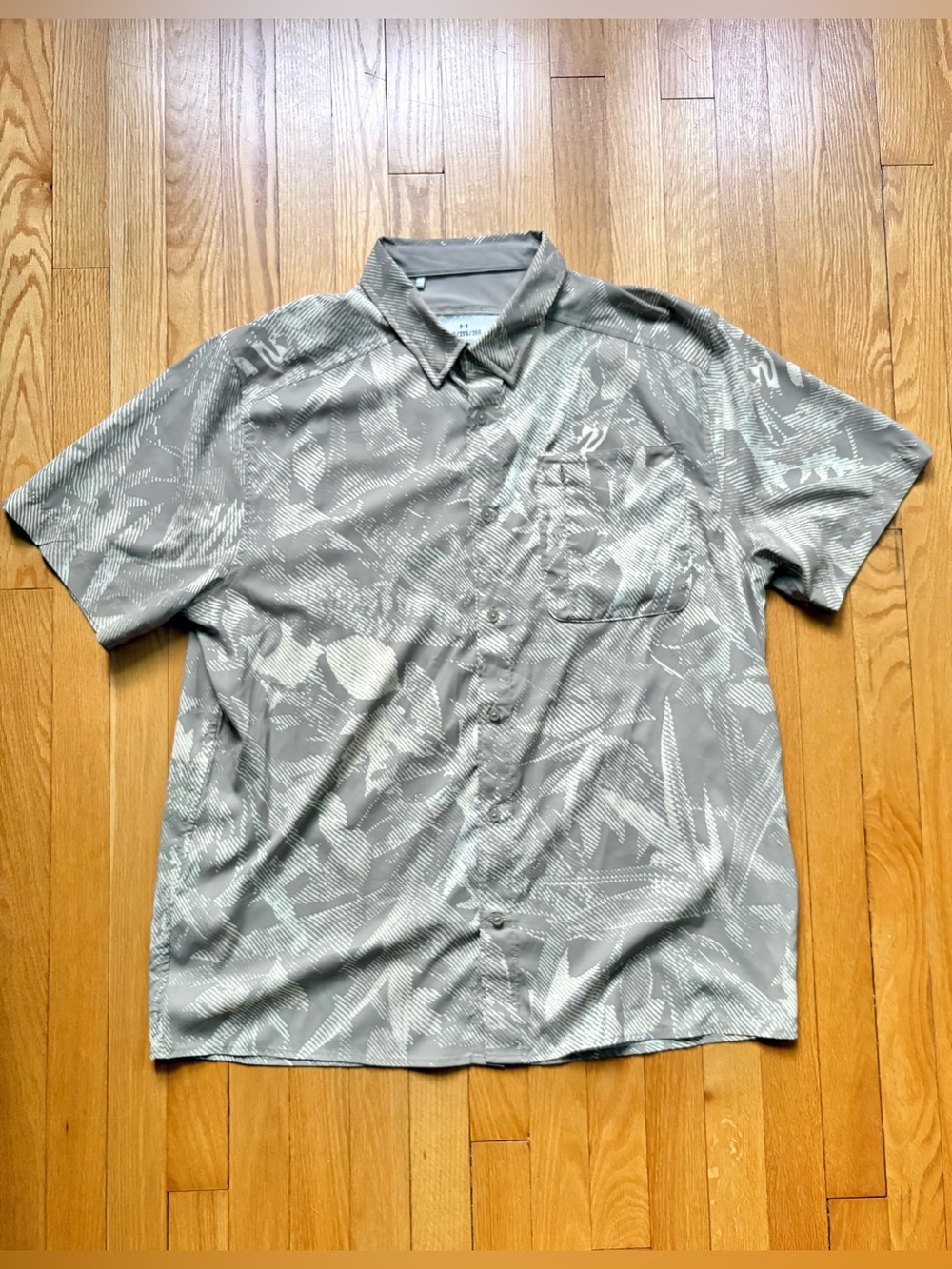 Under Armour Men's Dockside Short Sleeve Button Front 2XL Beige Tan Foliage
